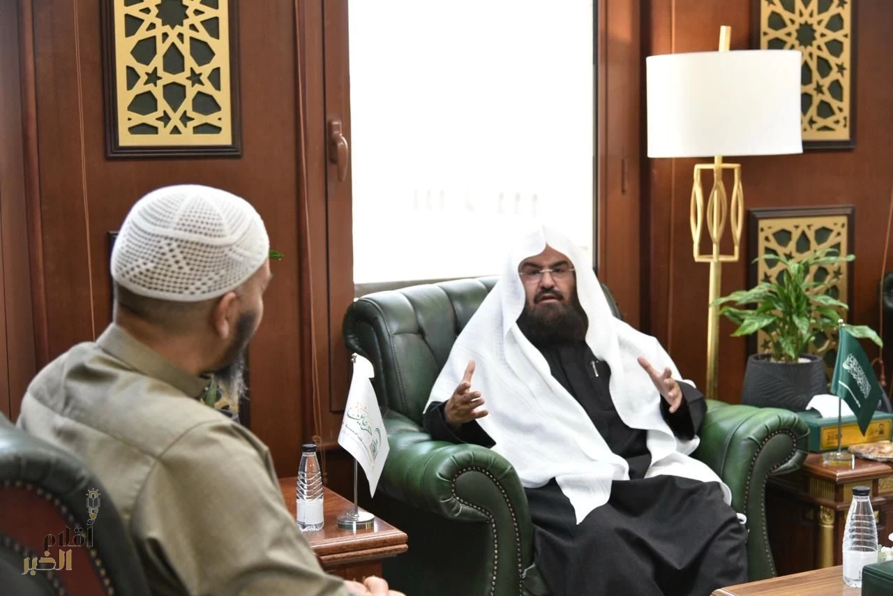 السديس يستقبل مستفيدي خدمات الرئاسة ويؤكد أن رضا المستفيد محورٌ رئيسي لتعزيز رسالة الحرمين 