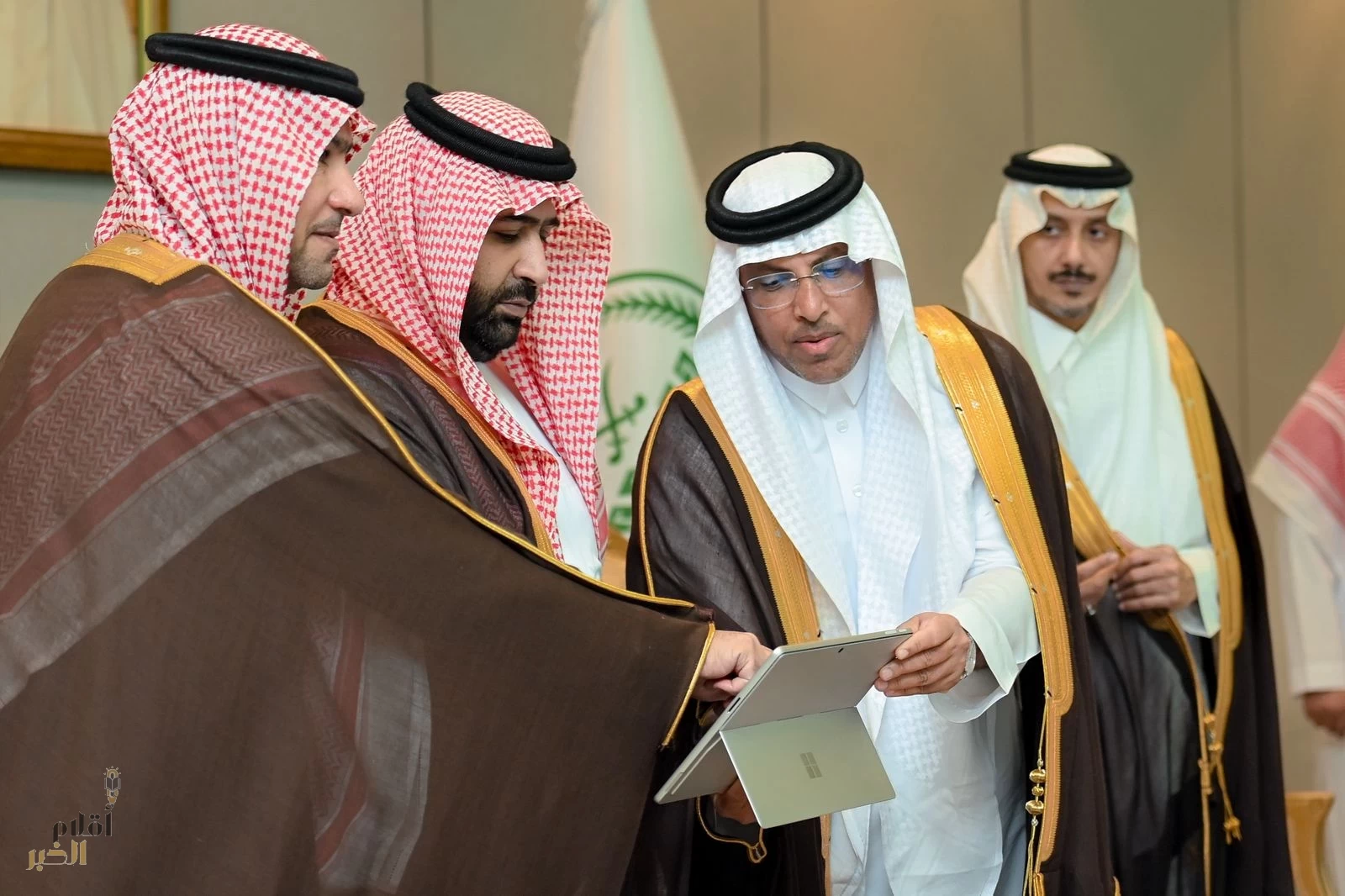 أمير جازان يُدشِّن ويضع حجر الأساس لـ383 مشروعًا تنمويًا بالمنطقة