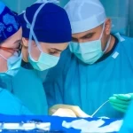 "التخصصي" ينهي معاناة مريضة من تفاقم انحناء العمود الفقري (الجنف) باستخدام تقنية التثبيت المرن