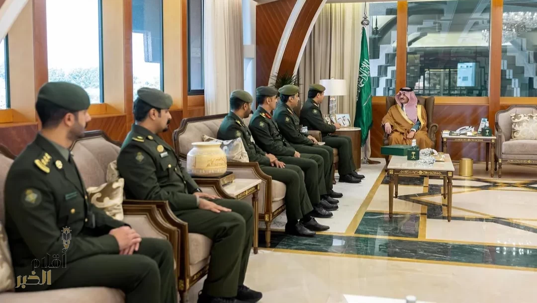 أمير المنطقة الشرقية يستقبل مدير الجوازات ويطّلع على تقرير عن منافذ المنطقة