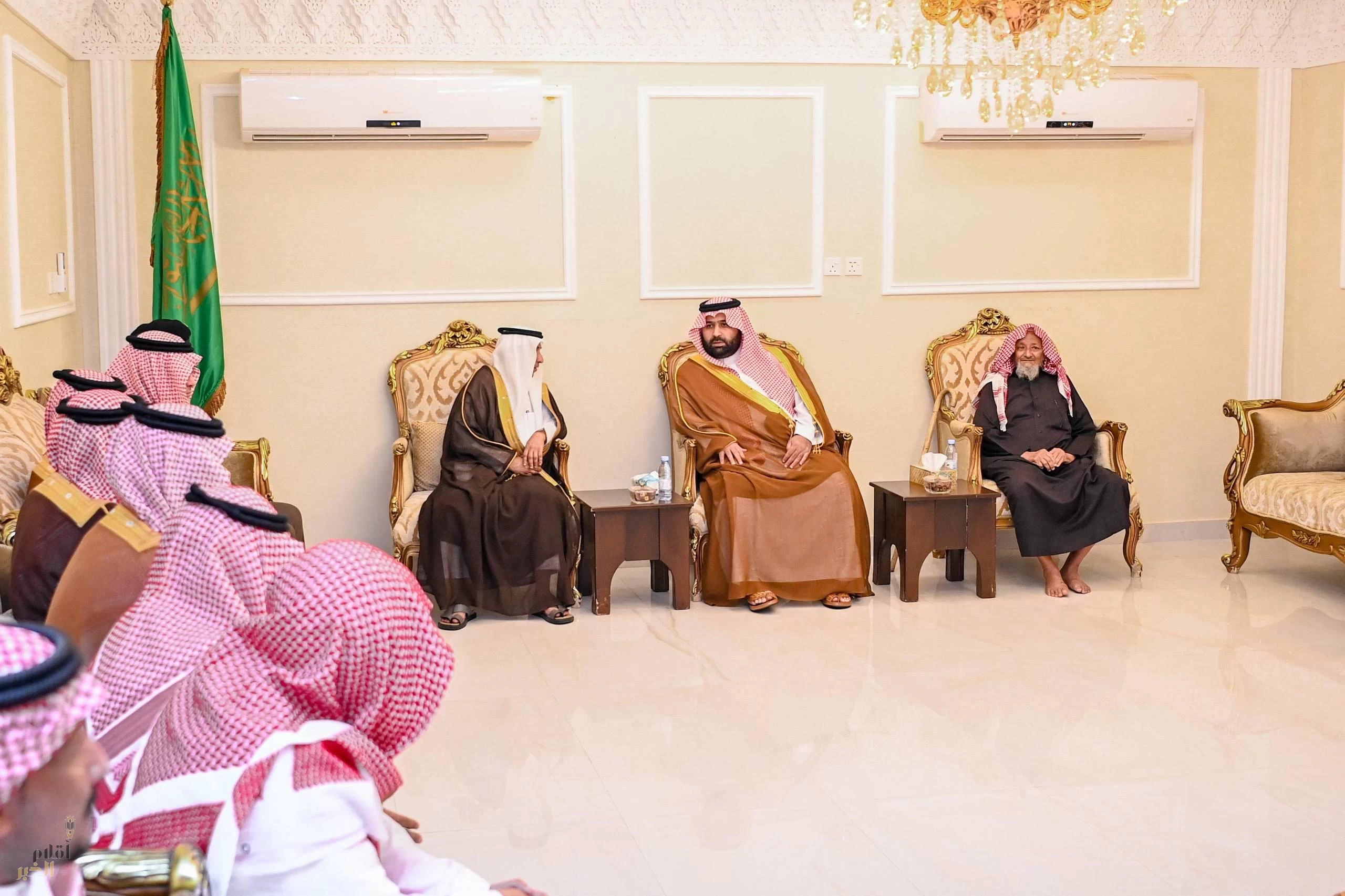 أمير منطقة جازان يعزي شيخ قبيلة بني شراحيل في وفاة شقيقته