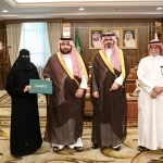 أمير منطقة جازان يكرّم مواطنة لموقفها البطولي في إنقاذ أسرة من حادث مروري