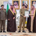 أمير منطقة القصيم يقلد الحربي وسام الملك عبدالعزيز من الدرجة الثالثة لقاء تبرعه بأحد أعضائه