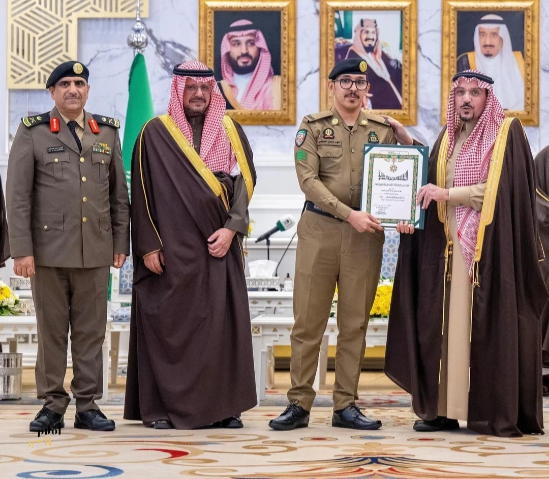 أمير منطقة القصيم يقلد الحربي وسام الملك عبدالعزيز من الدرجة الثالثة لقاء تبرعه بأحد أعضائه