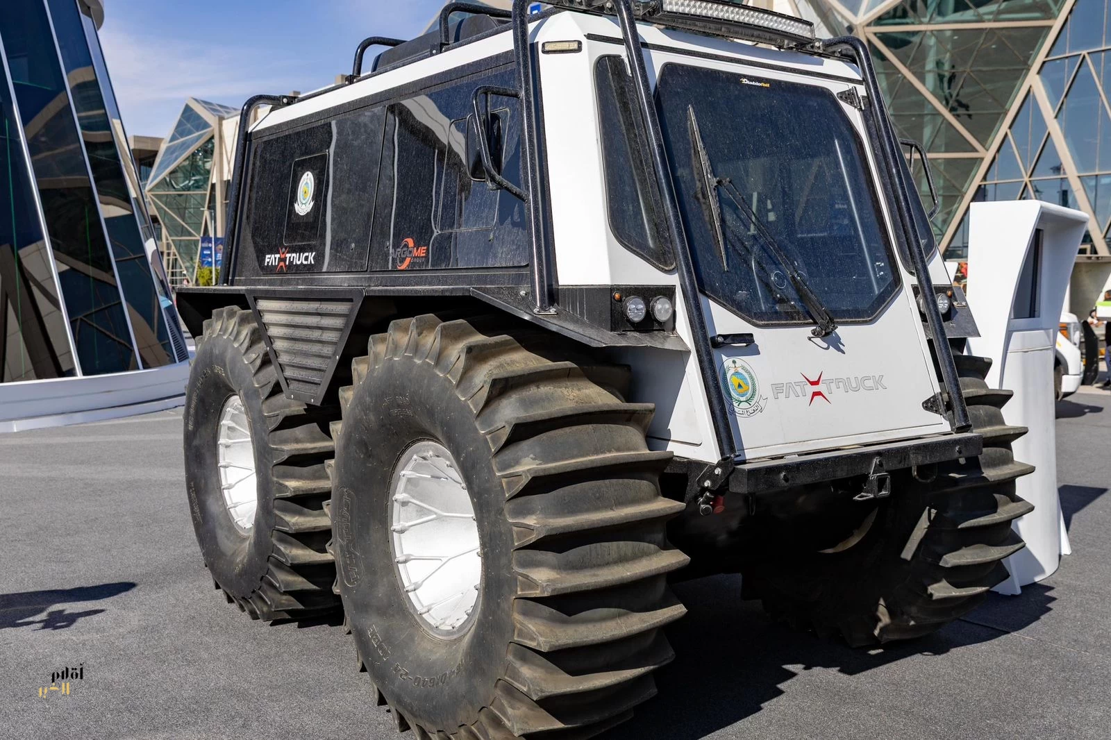 الدفاع المدني يستعرض العربة البرمائية متعددة المهام في جناح وزارة الداخلية 