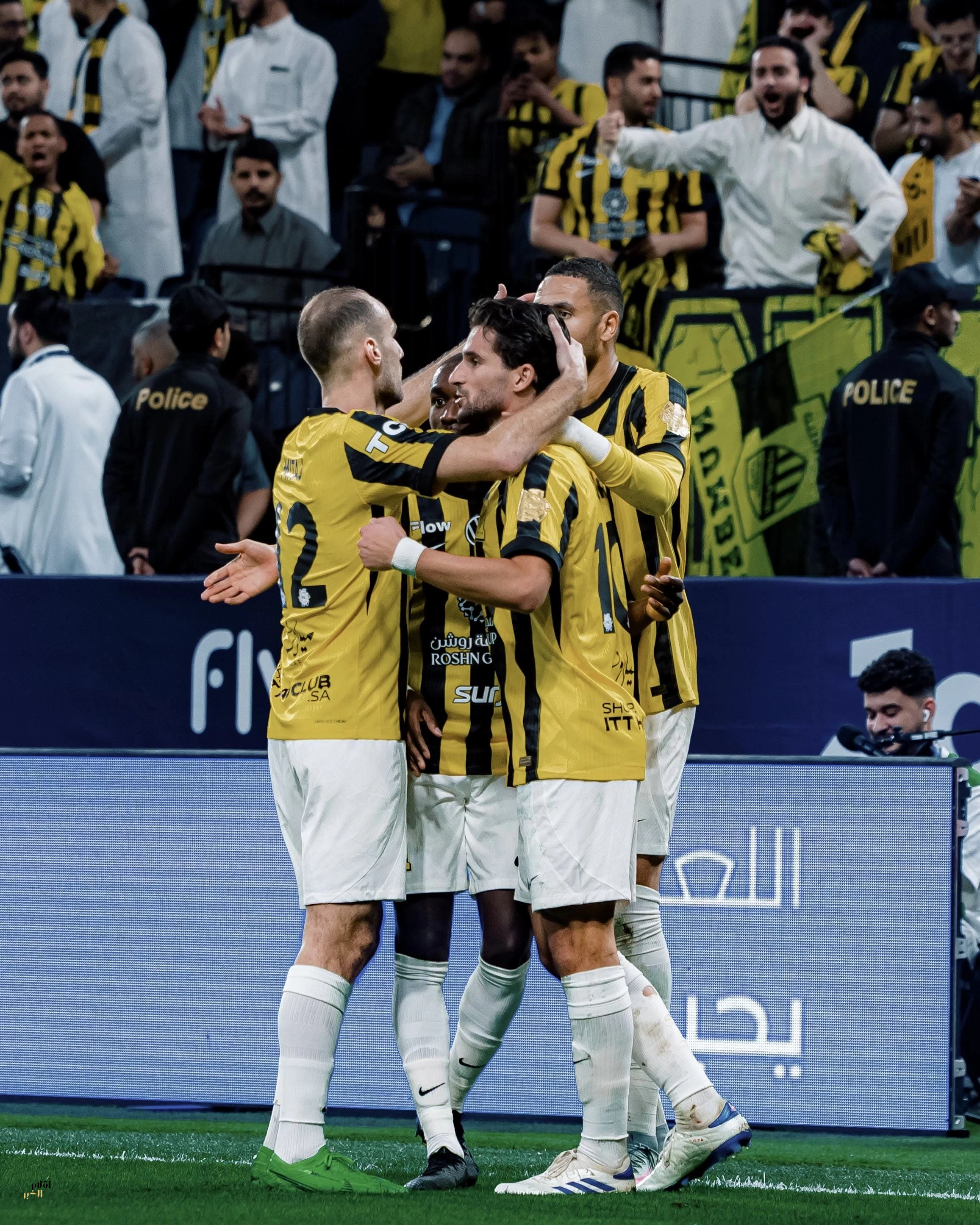 بعشرة لاعبين.. الاتحاد يفرض التعادل على الهلال ويُهدي الصدارة للنصر 