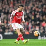 أرسنال ينتصر على تشلسي بصعوبة ويحافظ على القمة