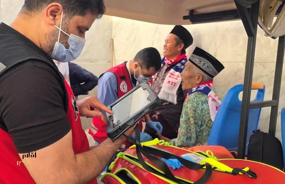 فرق "الهلال الأحمر" تُعيد النبض لمريض يُعاني من توقف القلب والتنفس في ساحات المسجد النبوي