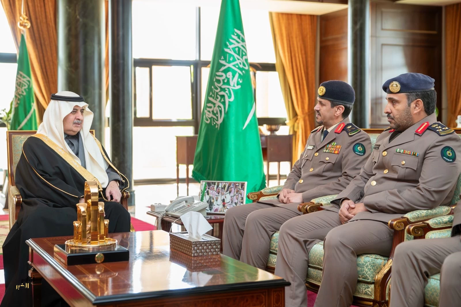 أمير تبوك يتسلم التقرير السنوي لمديرية الدفاع المدني بالمنطقة