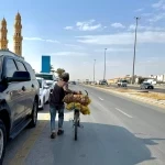 بين زحام الحياة … دراجة تحمل حكاية كفاح