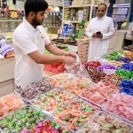 أسواق مكة تتزين بحلاوة العيد.. إقبال واسع على الشوكولاتة والحلويات مع اقتراب عيد الفطر