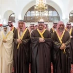 نائب أمير منطقة الرياض يؤدي صلاة الميت على رجل الأعمال حمد الجميح