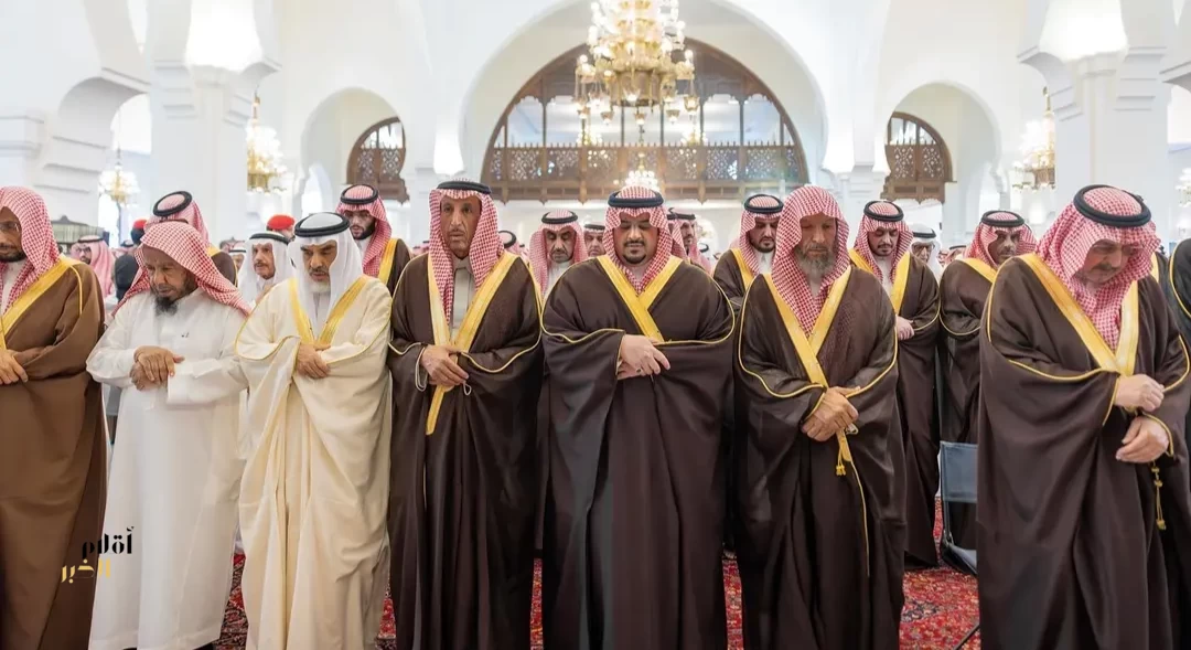 نائب أمير منطقة الرياض يؤدي صلاة الميت على رجل الأعمال حمد الجميح