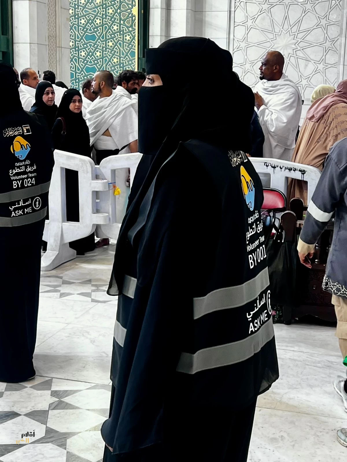 صُنّاع الإيجابية… ثمانون متطوعًا يصنعون فرقًا في خدمة ضيوف الرحمن بالحرم المكي