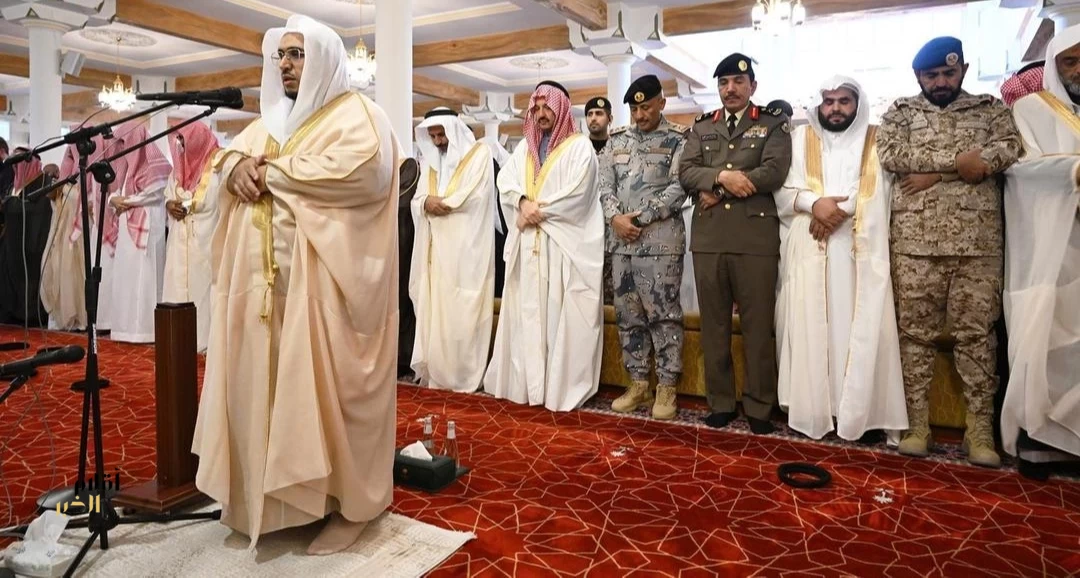 أمير منطقة عسير يؤدي صلاة عيد الفطر