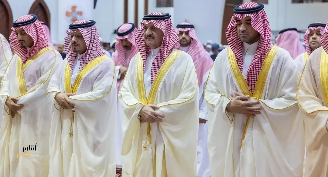 أمير المنطقة الشرقية يؤدي صلاة عيد الفطر مع جموع المصلين في مدينة الدمام