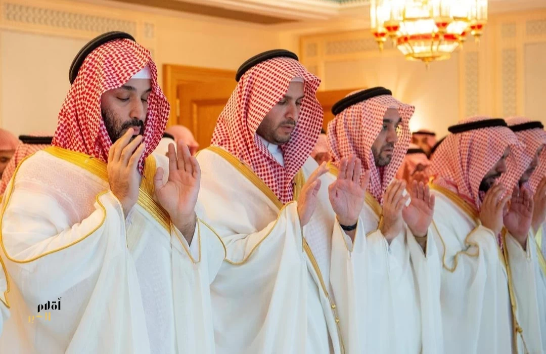 سمو ولي العهد يؤدي صلاة عيد الفطر المبارك في المسجد الحرام بمكة المكرمة