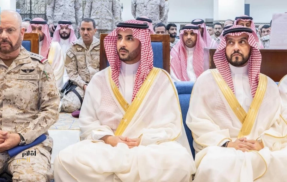 سمو وزير الدفاع يؤدي صلاة عيد الفطر مع منسوبي وزارة الدفاع ويلتقي قادة الوزارة وكبار مسؤوليها