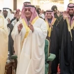 أمير منطقة تبوك يؤدي صلاة عيد الفطر مع جموع المصلين