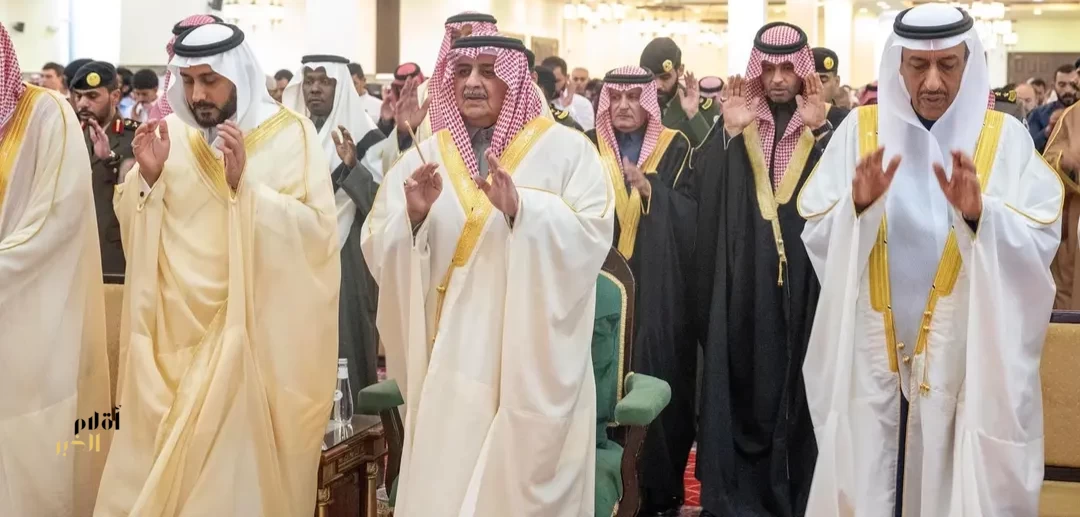 أمير منطقة تبوك يؤدي صلاة عيد الفطر مع جموع المصلين