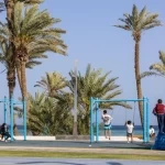 شاطئ أملج يستقطب الأهالي والزوار خلال إجازة عيد الفطر