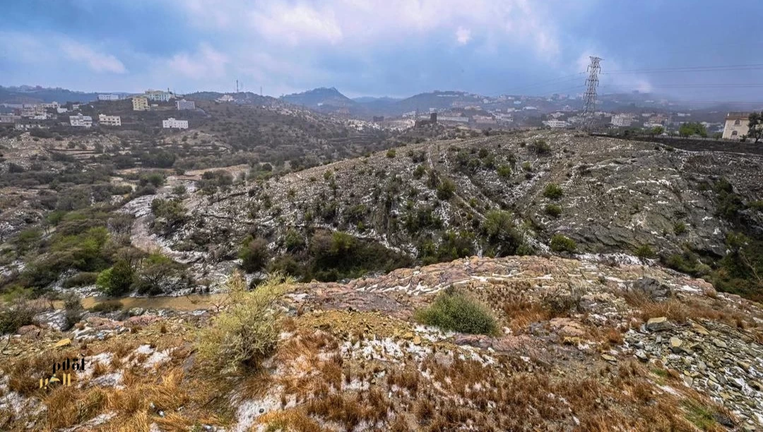 الباحة تشهد حالة مطرية غزيرة يكسو خلالها البَرَد شوارعها ومرتفعاتها