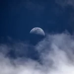 التربيع الأول لقمر شهر شوال يزين سماء الحدود الشمالية