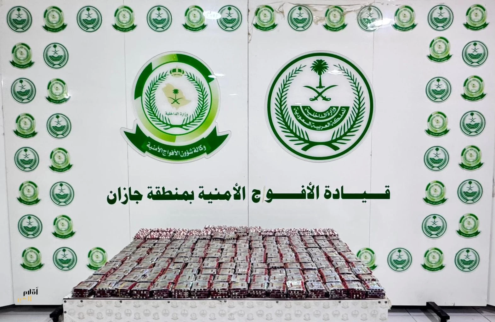 دوريات الأفواج الأمنية بمنطقة جازان تحبط تهريب29,370 قرص خاضع لتنظيم التداول الطبي