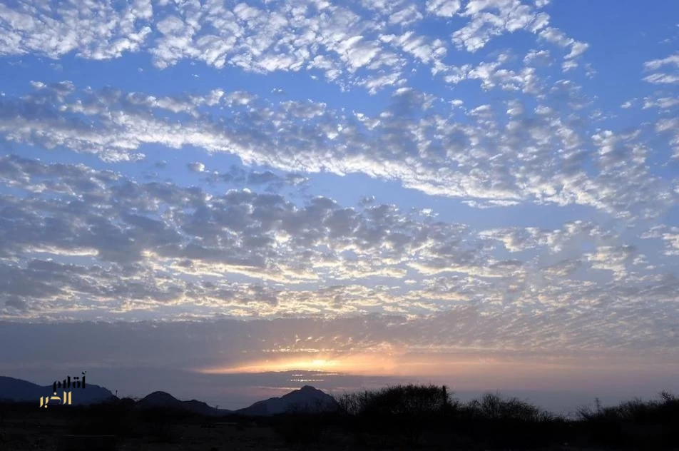 سحب عسير.. مشهد طبيعي فريد يعانق الجبال