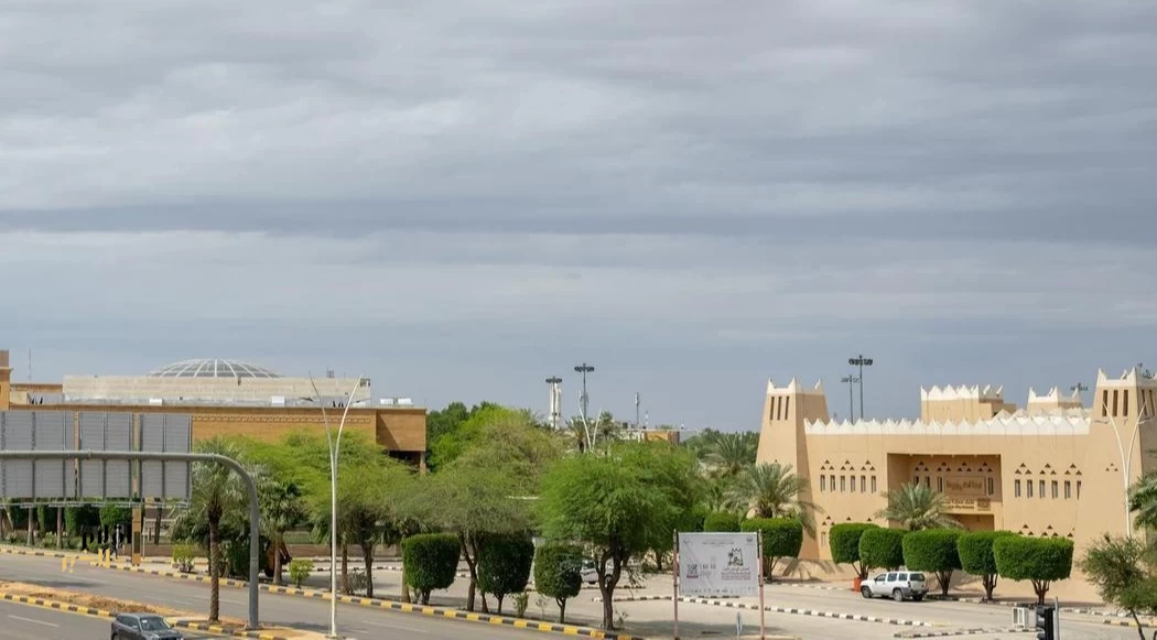 تكونات السحب الركامية ترسم لوحة فنية جمالية على سماء مدينة بريدة