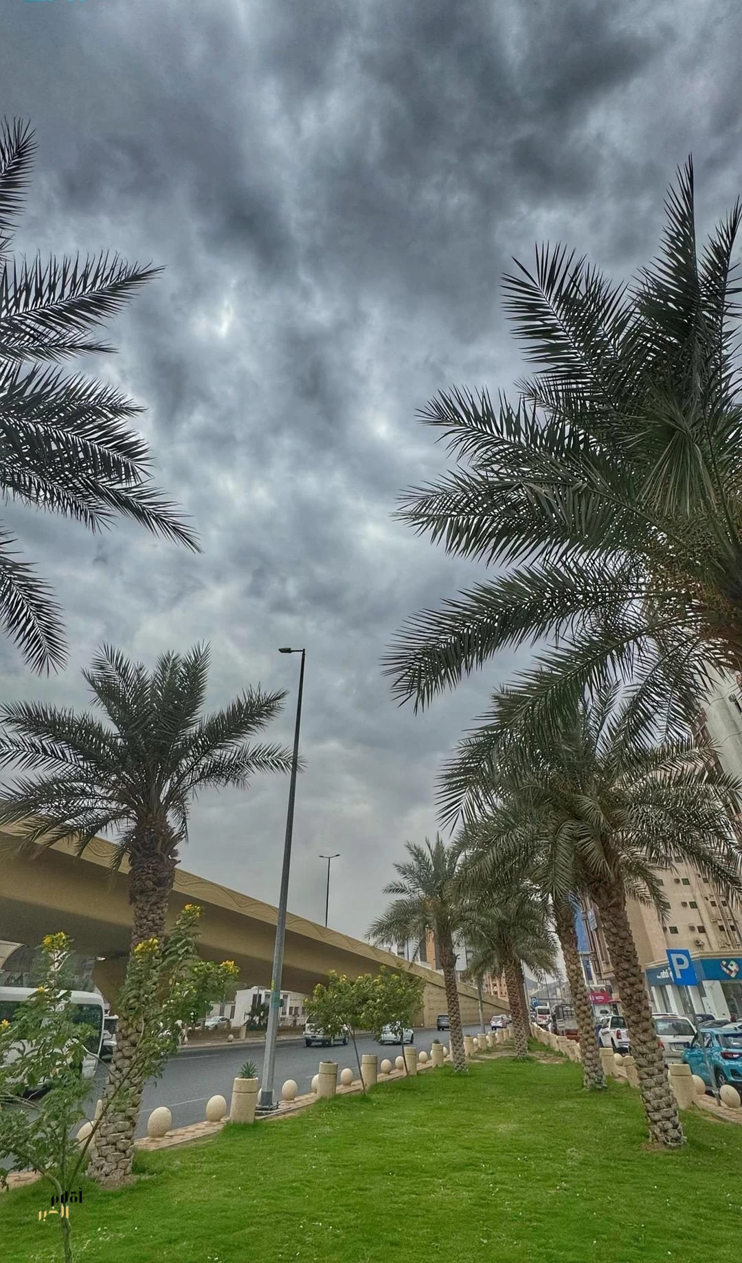 السحب تزين سماء مكة المكرمة في مشهدٍ جمالي لافت