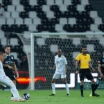 تعادل يُبقي الحسابات معلّقة.. الشباب والفتح يتقاسمان النقاط في توقيت حرج