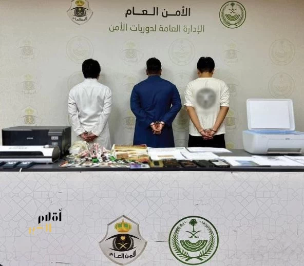 ضبط 3 مقيمين بمكة بتهمة النصب عبر إعلانات حج وهمية وتزوير تصاريح