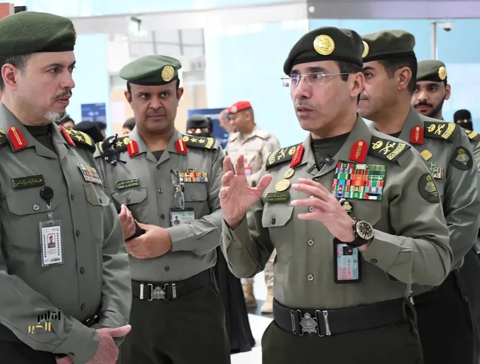 المربع يتفقّد جوازات مطار الأمير محمد بن عبدالعزيز بالمدينة المنورة