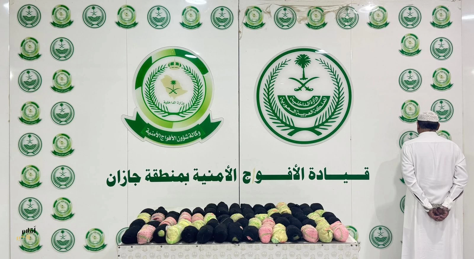 دوريات الأفواج الأمنية بمنطقة جازان تقبض على شخص لترويجه 23 كلجم من القات المخدر
