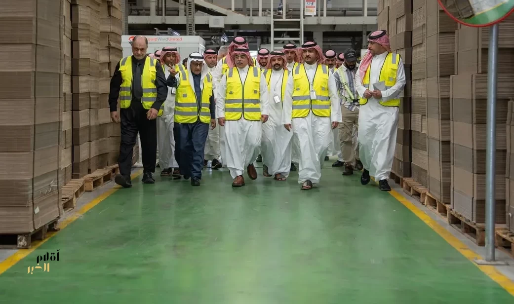 نائب وزير الصناعة والثروة المعدنية يتفقد عددًا من المصانع الوطنية في جازان