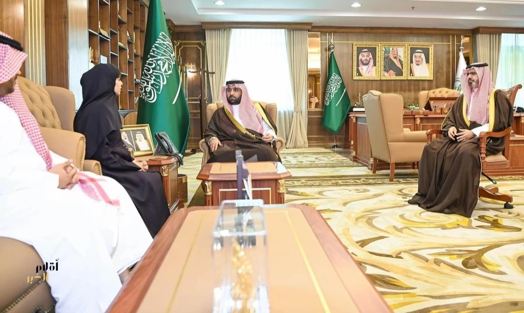 أمير جازان يطّلع على مبادرة التوعية بالمراجعة الداخلية بالإمارة