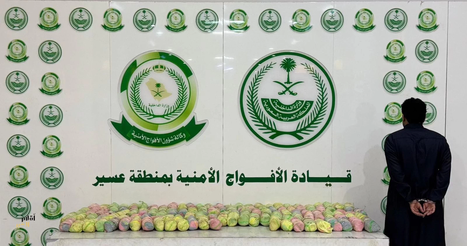 دوريات الأفواج الأمنية بمنطقة عسير تقبض على شخص لترويجه 25 كلجم من القات المخدر