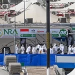 حجاج بيت الله الحرام يتوافدون إلى مشعر منى لقضاء يوم التروية