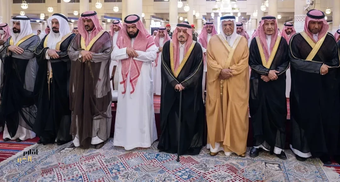 أمير منطقة الرياض يؤدي صلاة الميت على صاحب السمو الملكي الأمير نواف بن نايف بن ممدوح بن عبدالعزيز