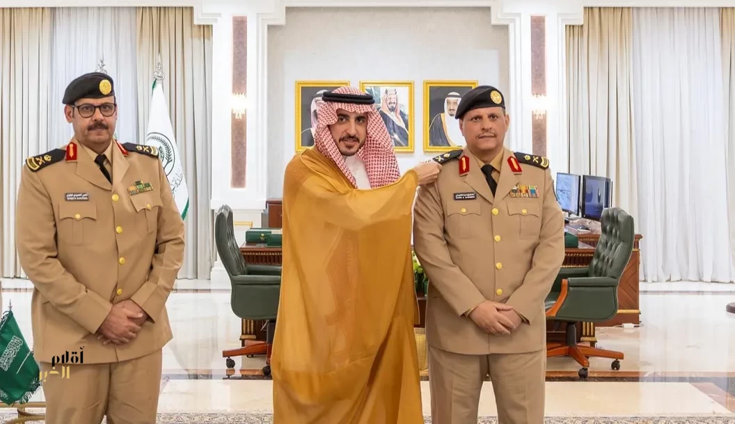 أمير الجوف يُقلّد مساعد قائد حرس الحدود بالمنطقة رتبته الجديدة