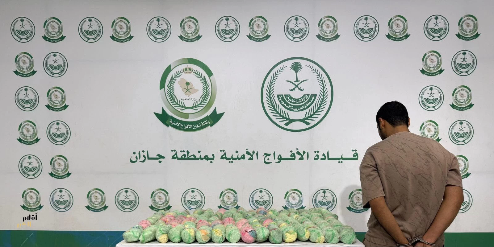 دوريات الأفواج الأمنية بمنطقة جازان تقبض على مقيم لترويجه 22 كلجم من القات المخدر