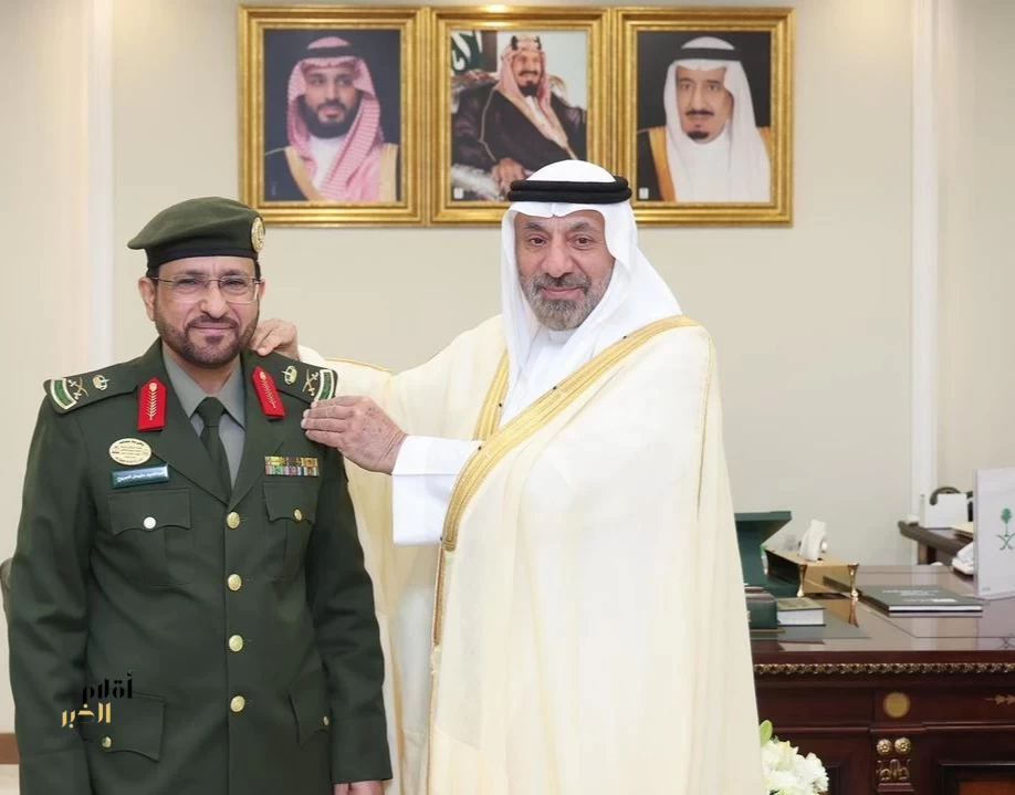 أمير نجران يقلّد مدير جوازات المنطقة رتبته الجديدة