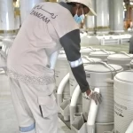 استهلاك نحو 235 طنًا يوميًا من مياه زمزم لسقيا المصلين بالمسجد النبوي