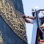 أنامل سعوديّة تحيك المشهد الأخير لرحلة كسوة الكعبة قبل أعتلائها البيت العتيق