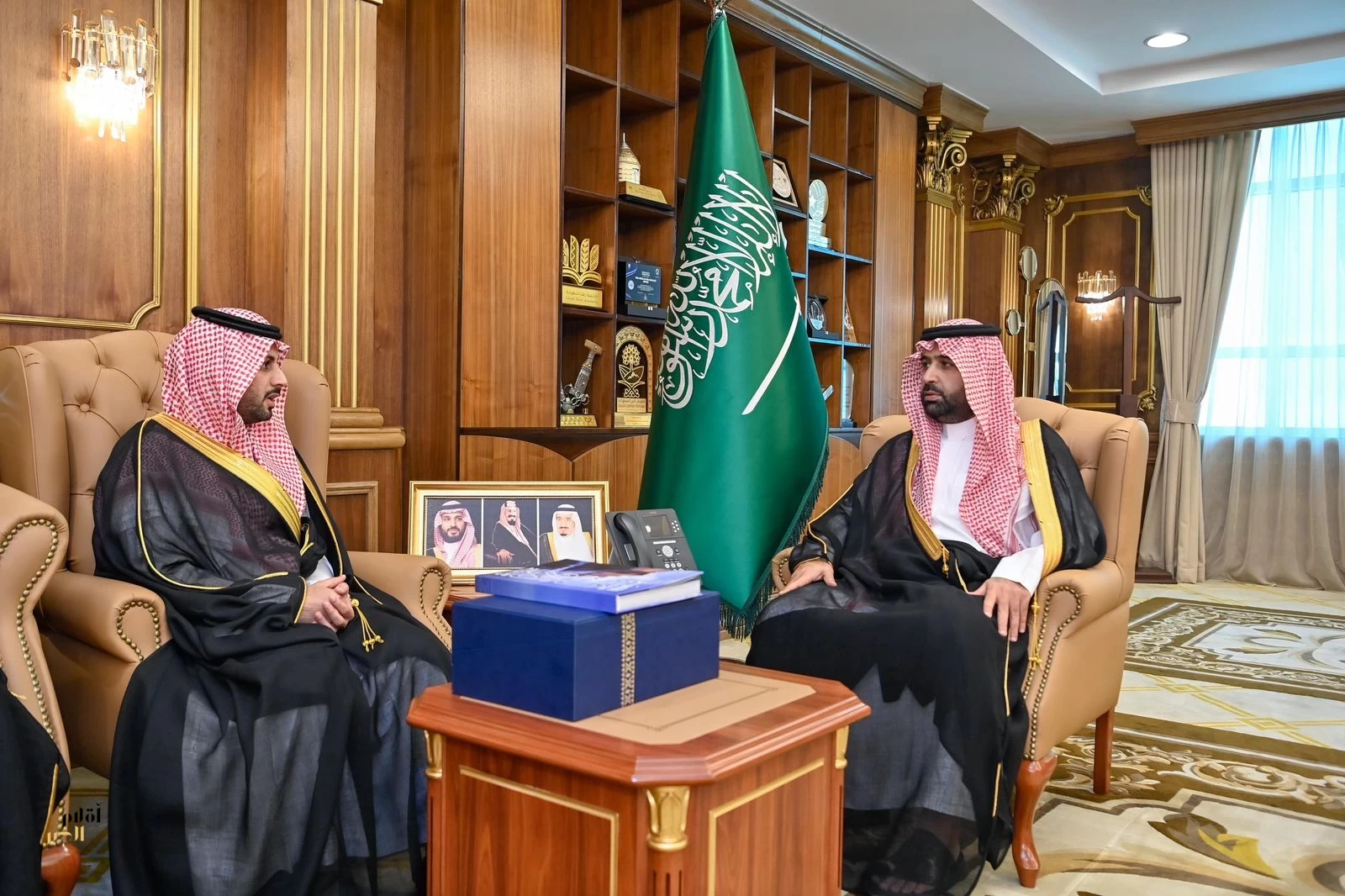الأمير محمد بن عبدالعزيز يتسلّم التقرير السنوي لغرفة جازان لعام 2025
