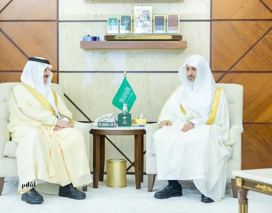 أمير المنطقة الشرقية يستقبل رئيس المحكمة التجارية بالدمام بمناسبة تعيينه