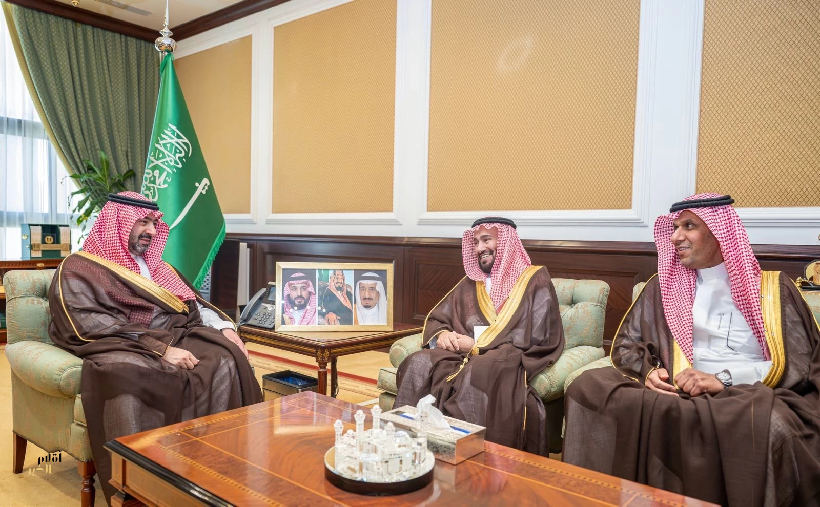 نائب أمير تبوك يطّلع على خطط تطوير الخدمات الصحية ومستجدات التحول الصحي بالمنطقة