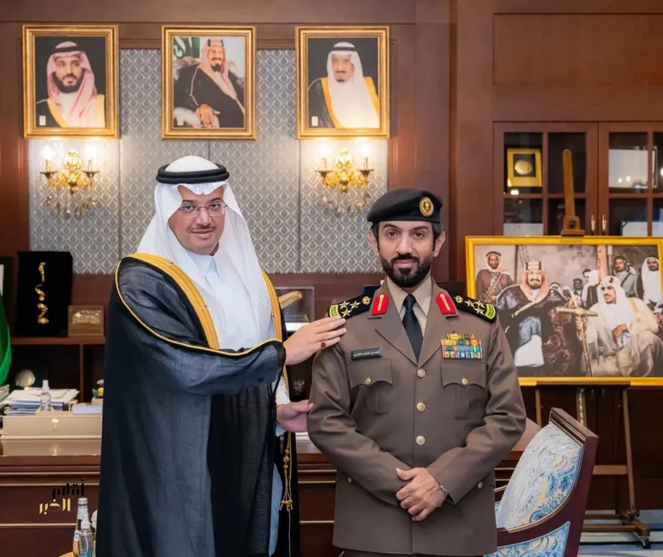 مُحافظ الأحساء يقلّد مدير شرطة المحافظة وعددًا من الضباط رتبهم الجديدة