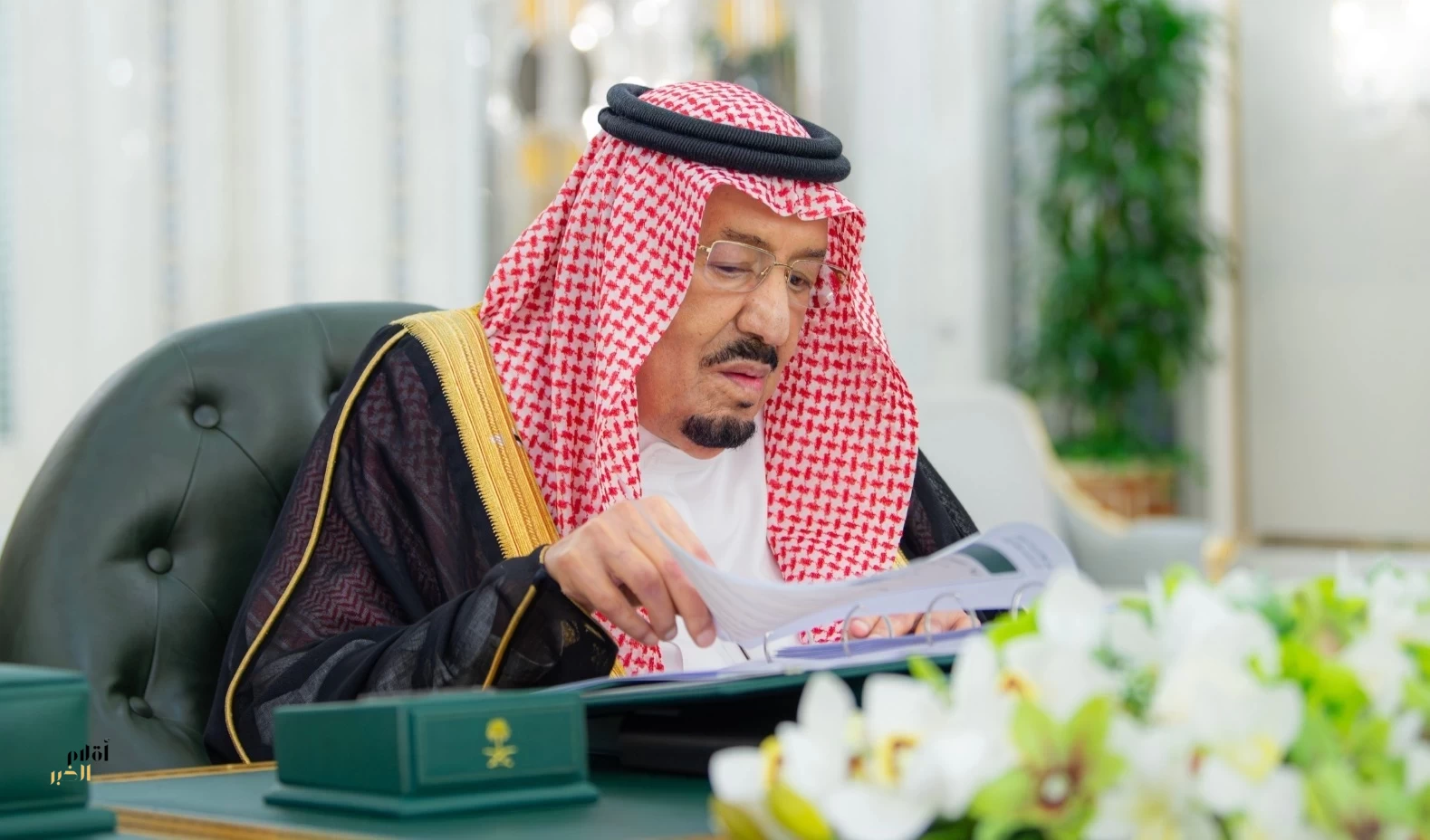 خادم الحرمين الشريفين يرأس جلسة مجلس الوزراء في جدة